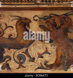 Mythische hybride Kreaturen, halb Mensch, halb Vogel und Meeresziege, halb Ziege, halb Fisch astrologisches Steinbock-Symbol, in typischer Spätrenaissance Mitte der 1500er Jahre n. Chr., manieristische Grotesken Fresko im ersten Hof oder Cortile di Michelozzo des Palazzo Vecchio, mittelalterliches Rathaus auf der Piazza della Signoria, Florenz, Toskana, Italien. Die halbmenschliche Figur hat Flügel mit ihren Beinen aus Federn. Stockfoto