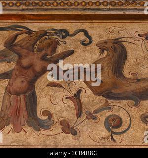 Ein androgyner Teilmensch, Teilvogel mit Engelsflügeln trifft auf eine Meeresziege oder einen Ziegenfisch, die Zeichen des Zodiac-Symbols für Steinbock. Mythische Hybrid-Kreaturen aus der Mitte des 16. Jahrhunderts, Spätrenaissance, manieristische Grotesken Fresko im ersten Hof oder Cortile di Michelozzo des Palazzo Vecchio, mittelalterliches Rathaus auf der Piazza della Signoria, Florenz, Toskana, Italien. Stockfoto