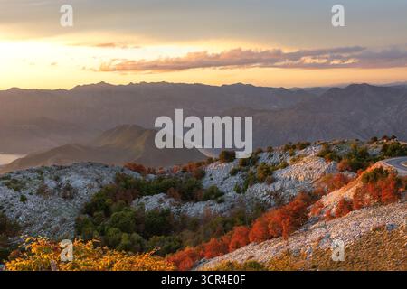 Sonnenuntergang auf den Dinarischen Alpen, dem Lovcen und dem Vrmac Berg. Herbstfarben. Montenegro, Europa. Stockfoto