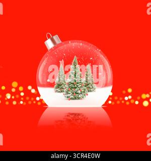 Weihnachtskugel-Ornament mit schneebedeckten Bäumen innen auf rotem Hintergrund. Stock Foto. Stockfoto