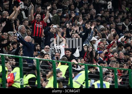 Mailand, Italien. September 2025. Mailand-Fans feiern das Fußballspiel der Serie A 2025/2026 zwischen dem AC Mailand und dem SSC Napoli im San Siro Stadion in Mailand (Italien) am 28. September 2025. Quelle: Insidefoto/Alamy Live News Stockfoto