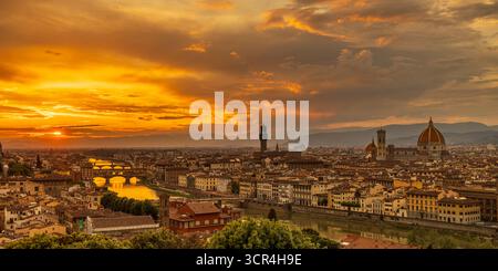 Atemberaubender Sonnenuntergang über Florenz mit dem Fluss Arno und der berühmten Kathedrale. Florenz, Italien Stockfoto