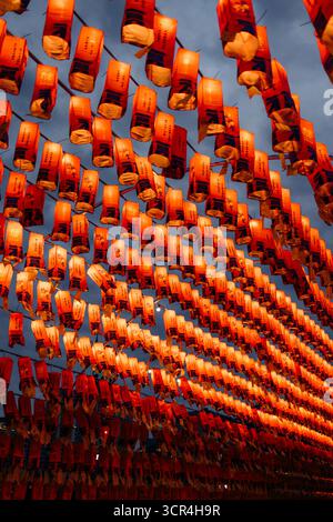 Reihen leuchtend roter Laternen bilden ein faszinierendes Baldachin vor einem dunklen Himmel. XI'an, China Stockfoto