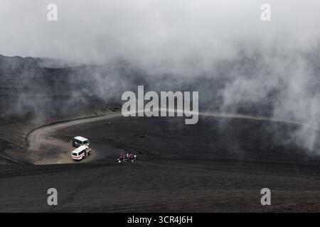 Mount Ätna, Catania, Sizilien, Italien - 21. September 2025: Tourbus hoch auf dem Ätna, der Touristen zum Fuß des Südostkraters in 2900 m Höhe bringt Stockfoto