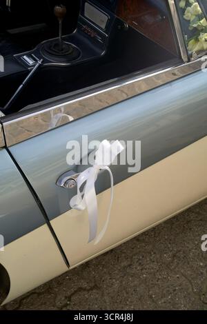 Oldtimer-Tür mit weißem Band am Griff an einem sonnigen Tag. Brüssel, Belgien Stockfoto