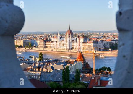 Budapest, Ungarn – 13. Juli 2017: Panoramablick auf das ungarische Parlamentsgebäude über die Donau, durch die Bögen des Fisherman’s Bas Stockfoto