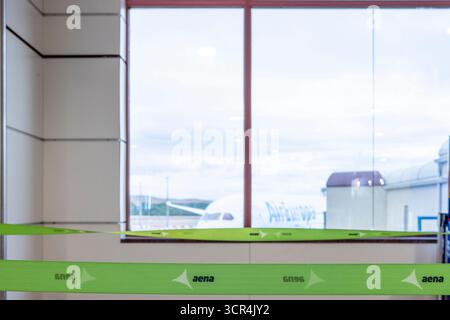 Madrid, Spanien, 28. September 2025, Illustrative Editorial: Blick auf den internationalen Flughafen Aena Barajas in Madrid mit Air Europa Plain in der Unschärfe Stockfoto