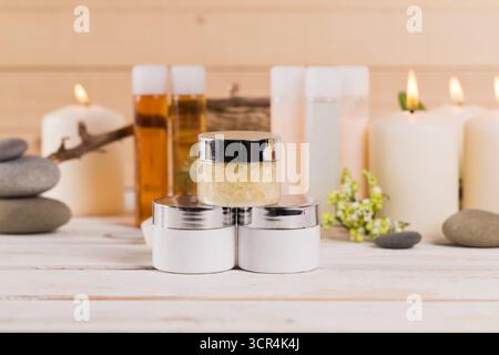 Wellnessbereich mit Hautpflegeprodukten und Kerzen zur Entspannung und Selbstpflege Stockfoto