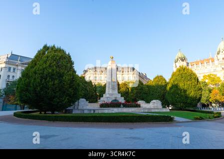 Budapest, Ungarn – 14. Oktober 2023: Denkmal für sowjetische Soldaten des Zweiten Weltkriegs auf dem Freiheitsplatz. Stockfoto