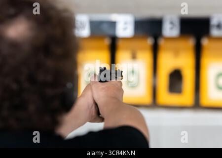 Deutschland. September 2025. Ein Mann schießt auf ein Ziel mit einer Kleinkaliberpistole auf einem Schießstand. Quelle: Silas Stein/dpa/Alamy Live News Stockfoto