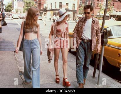 Taxi Driver ist ein US-amerikanisches Neo-noir-Psychologiefilm von Martin Scorsese aus dem Jahr 1976, der von Paul Schrader geschrieben wurde. In einem moralisch verfallenen New York City nach dem Vietnamkrieg spielt Robert de Niro als Veteran Marine und Taxifahrer Travis Bickle, dessen geistiger Zustand sich verschlechtert, während er nachts in der Stadt arbeitet. Der Film zeigt auch Jodie Foster, Cybill Shepherd, Harvey Keitel, Peter Boyle, Leonard Harris und Albert Brooks. Stockfoto
