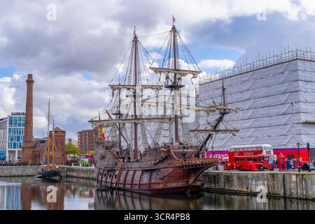 Das 'Galeon Andalucia', das in Albert Dock, Liverpool, Großbritannien, vertäut ist. Dieses Schiff ist eine Nachbildung einer spanischen Galeone aus dem 17. Jahrhundert Stockfoto