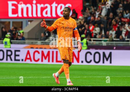 Mike Maignan vom AC Mailand Gesten während des Fußballspiels der Serie A 2025/26 zwischen dem AC Mailand und dem SSC Napoli im San Siro Stadion Stockfoto