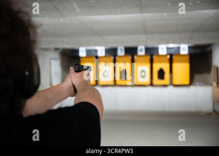 Deutschland. September 2025. Ein Mann schießt auf ein Ziel mit einer Kleinkaliberpistole auf einem Schießstand. Quelle: Silas Stein/dpa/Alamy Live News Stockfoto