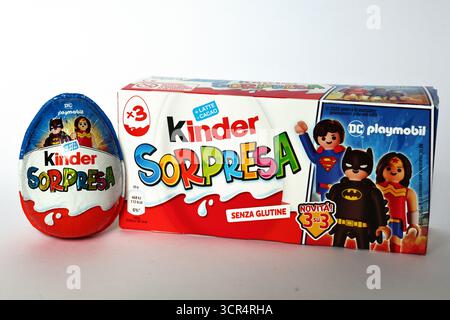 Kinder Surprise Eggs von Ferrero, Ausgabe 2025 mit DC Playmobil Superheldenfiguren Stockfoto