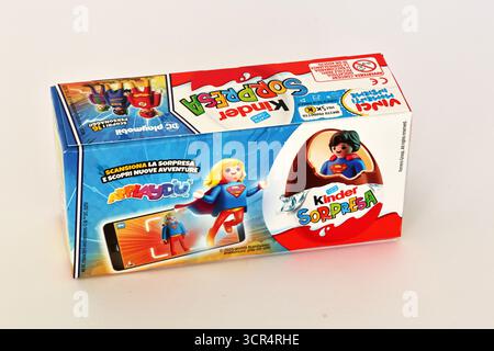 Kinder Surprise Eggs von Ferrero, Ausgabe 2025 mit DC Playmobil Superheldenfiguren Stockfoto
