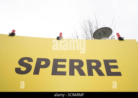 Barriere auf der Straße oder Straßensperre zum Anhalten von Verkehrsbarriere auf der Straße oder Straßensperre Stockfoto