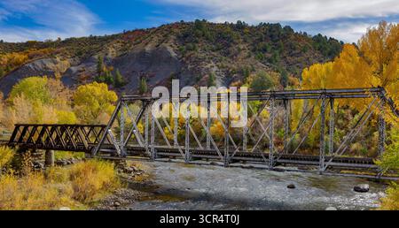 Herbstfarben entlang Durango und Silverton Railroad-Brücke in der Nähe von Durango, Colorado Stockfoto