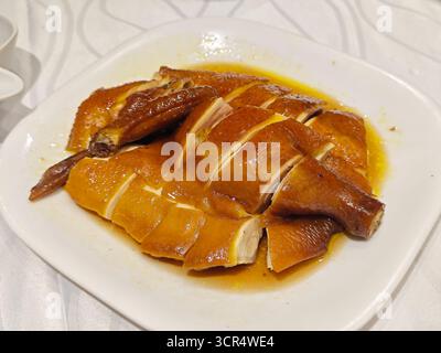 Frische Sojasauce Hähnchen auf der weißen Platte zum Essen Stockfoto