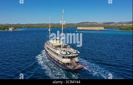 Šibenik, Kroatien, Adria: Elegante Motoryacht/Mini-Kreuzfahrt/kleines Schiff CASABLANCA in der Navigation durch den engen St. Anthony Kanal nach Sibenik Stockfoto