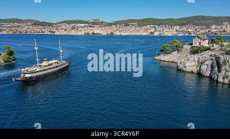 Šibenik, Kroatien, Adria: Elegante Motoryacht/Mini-Kreuzfahrt/kleines Schiff CASABLANCA in der Navigation durch den engen St. Anthony Kanal nach Sibenik Stockfoto