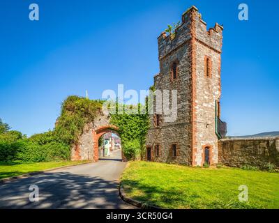 Die Überreste des Torhauses von Ruthin Castle in Denbighshire, Nordwales. Stockfoto