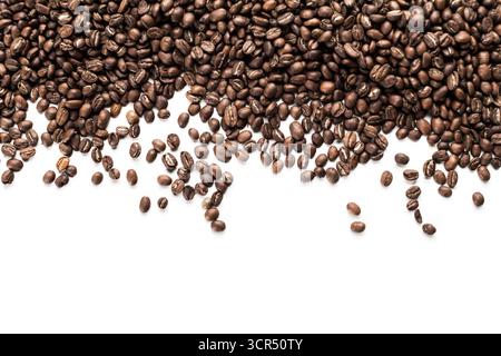 Frisch geröstete Kaffeebohnen, verstreut auf weißem Hintergrund, in einem kreativen Arrangement Stockfoto