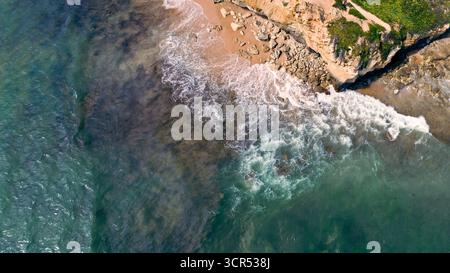 Drohnenaufnahme der Algarve Südportugal Küste blaues Wasser Sandklippen kristallklares türkisfarbenes Meer Meer Meer Sand Küste wunderschöne Natur Inspiration Stockfoto