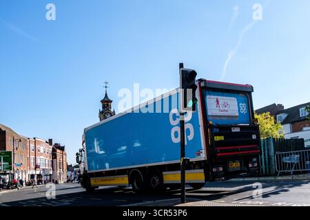 London UK, September 30 2025, Co-op Delivery LKW liefert Verbrauchsmaterialien und Lebensmittel an die lokale Supermarktfiliale Stockfoto
