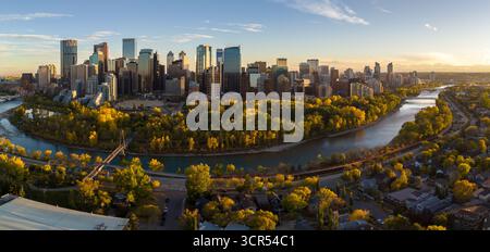 Calgary, Alberta - 27. September 2025: Luftaufnahme der Innenstadt von Calgary entlang des Bow River an einem wunderschönen Herbstabend. Stockfoto
