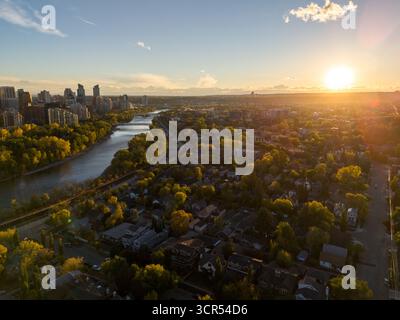 Calgary, Alberta - 27. September 2025: Luftaufnahme der Innenstadt von Calgary entlang des Bow River an einem wunderschönen Herbstabend. Stockfoto