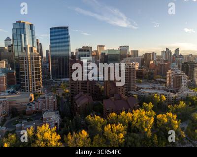 Calgary, Alberta - 27. September 2025: Luftaufnahme der Innenstadt von Calgary entlang des Bow River an einem wunderschönen Herbstabend. Stockfoto