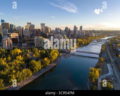 Calgary, Alberta - 27. September 2025: Luftaufnahme der Innenstadt von Calgary entlang des Bow River an einem wunderschönen Herbstabend. Stockfoto