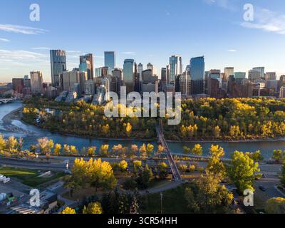 Calgary, Alberta - 27. September 2025: Luftaufnahme der Innenstadt von Calgary entlang des Bow River an einem wunderschönen Herbstabend. Stockfoto