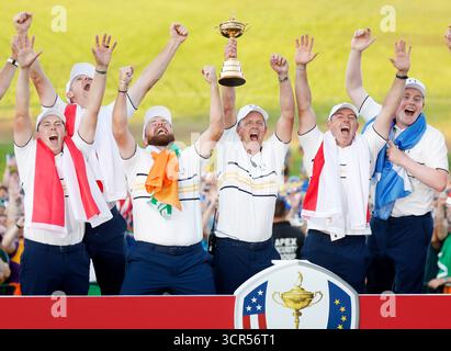 Luke Donald, Kapitän des Europameisterteams, feiert mit Shane Lowry, Rory McIlroy und den Mitgliedern des Teams Europa, nachdem er am Sonntag, den 28. September 2025, das Team United States besiegt hat und den 45. Ryder Cup auf dem Bethpage Black Course in Farmingdale, New York gewonnen hat. Die Europäer hielten eine rasante US-Mannschaft ab, um den Cup mit 15 zu 13 zu behalten. Foto: John Angelillo/UPI Stockfoto