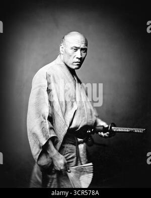 Samurai mit Schwert, Yokohama – ca. 1865 – Foto von Felice Beato Stockfoto