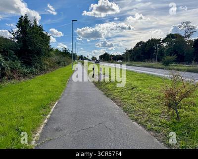 Brightwell Lakes, Martlesham, Suffolk - 29. September 2025 : Deben Park, ein neues Wohngebiet. In der Nähe von Ipswich, Großbritannien. Radweg entlang der A12. Stockfoto