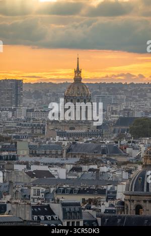 Paris, Frankreich - 09 27 2025: Detailansicht des Invalidendoms bei Sonnenuntergang Stockfoto