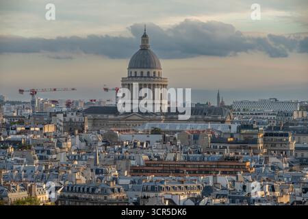 Paris, Frankreich - 09 27 2025: Detailansicht des Le Pantheon Dome bei Sonnenuntergang Stockfoto