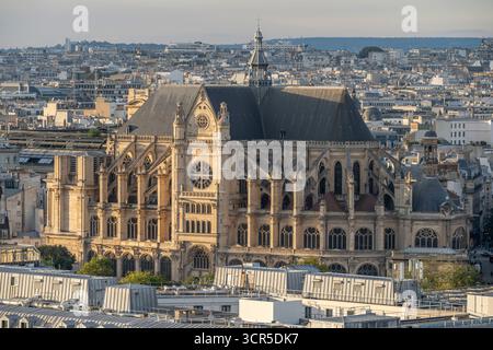 Paris, Frankreich - 09 27 2025: Detailansicht der Kirche Saint-Eustache bei Sonnenuntergang Stockfoto