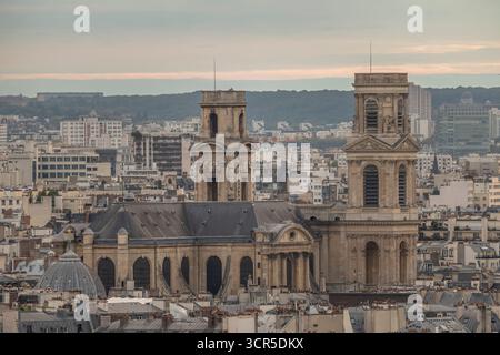 Paris, Frankreich - 09 27 2025: Detailansicht der Kirche Saint-Sulpice bei Sonnenuntergang Stockfoto