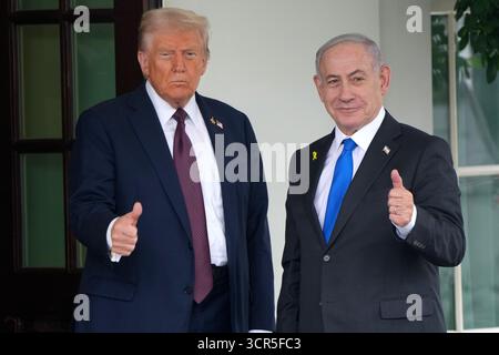 Washington, Usa. September 2025. Präsident Donald Trump begrüßt den israelischen Premierminister Benjamin Netanjahu vor dem Westflügel des Weißen Hauses in Washington, DC am Montag, den 29. September 2025. Die beiden Staats- und Regierungschefs planen, über einen Waffenstillstand in Gaza zu diskutieren. Foto: Bonnie Cash/UPI Credit: UPI/Alamy Live News Stockfoto