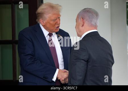 Washington, Usa. September 2025. Präsident Donald Trump begrüßt den israelischen Premierminister Benjamin Netanjahu vor dem Westflügel des Weißen Hauses in Washington, DC am Montag, den 29. September 2025. Die beiden Staats- und Regierungschefs planen, über einen Waffenstillstand in Gaza zu diskutieren. Foto: Bonnie Cash/UPI Credit: UPI/Alamy Live News Stockfoto