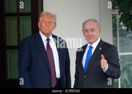Washington, Usa. September 2025. Präsident Donald Trump begrüßt den israelischen Premierminister Benjamin Netanjahu vor dem Westflügel des Weißen Hauses in Washington, DC am Montag, den 29. September 2025. Die beiden Staats- und Regierungschefs planen, über einen Waffenstillstand in Gaza zu diskutieren. Foto: Bonnie Cash/UPI Credit: UPI/Alamy Live News Stockfoto
