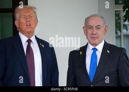 Washington, Usa. September 2025. Präsident Donald Trump begrüßt den israelischen Premierminister Benjamin Netanjahu vor dem Westflügel des Weißen Hauses in Washington, DC am Montag, den 29. September 2025. Die beiden Staats- und Regierungschefs planen, über einen Waffenstillstand in Gaza zu diskutieren. Foto: Bonnie Cash/UPI Credit: UPI/Alamy Live News Stockfoto