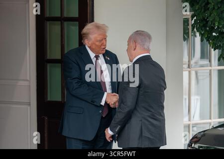 Washington, DC, USA. September 2025. Präsident DONALD TRUMP begrüßt den israelischen Premierminister Benhjamin Netanjahu am 29. September 2025 im Weißen Haus. (Kreditbild: © Andrew Leyden/ZUMA Press Wire) NUR REDAKTIONELLE VERWENDUNG! Nicht für kommerzielle ZWECKE! Stockfoto