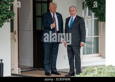 Washington, DC, USA. September 2025. Präsident DONALD TRUMP begrüßt den israelischen Premierminister Benhjamin Netanjahu am 29. September 2025 im Weißen Haus. (Kreditbild: © Andrew Leyden/ZUMA Press Wire) NUR REDAKTIONELLE VERWENDUNG! Nicht für kommerzielle ZWECKE! Stockfoto