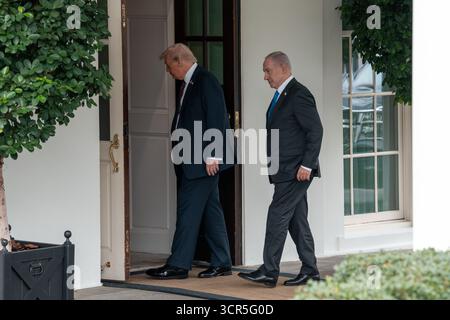 Washington, DC, USA. September 2025. Präsident DONALD TRUMP begrüßt den israelischen Premierminister Benhjamin Netanjahu am 29. September 2025 im Weißen Haus. (Kreditbild: © Andrew Leyden/ZUMA Press Wire) NUR REDAKTIONELLE VERWENDUNG! Nicht für kommerzielle ZWECKE! Stockfoto