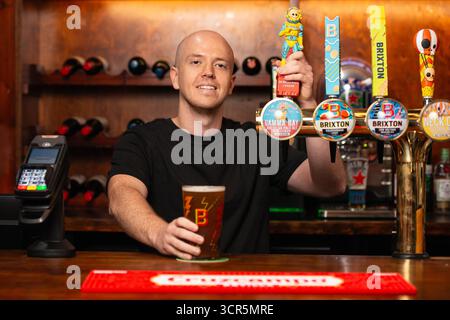 Ein Mitarbeiter der Bar im „Mother of Invention“-Public House im Stadtzentrum von Manchester Stockfoto