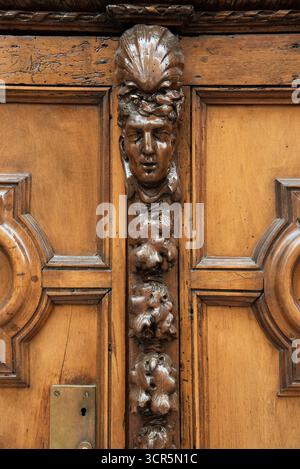 Detail der geschnitzten Walnusstür des historischen Stadthauses Hôtel de Peyronetti (1625) oder des Hôtel Particulier in der Altstadt von Aix-en-Provence Frankreich Stockfoto